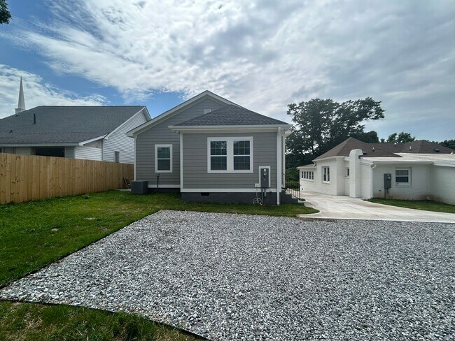 Building Photo - Newly Renovated Spacious 3 Bedroom w/ Full Appliance Package