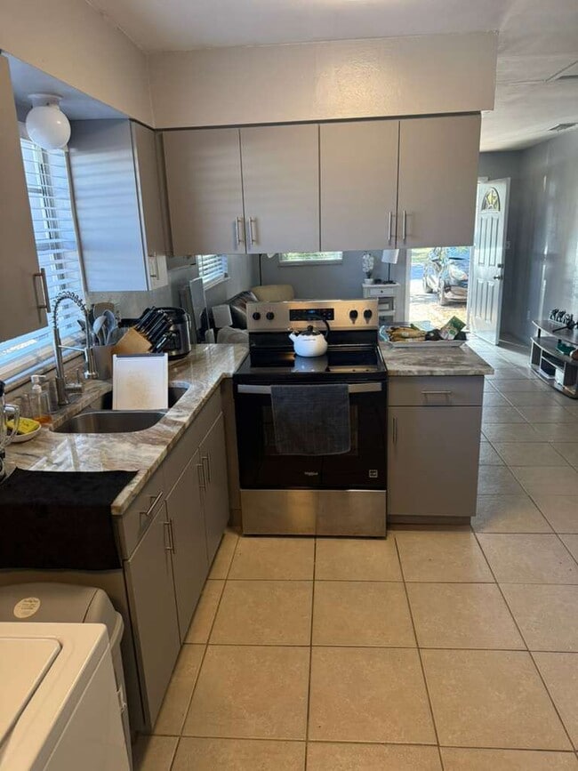 Building Photo - 38603 Naomi Ave