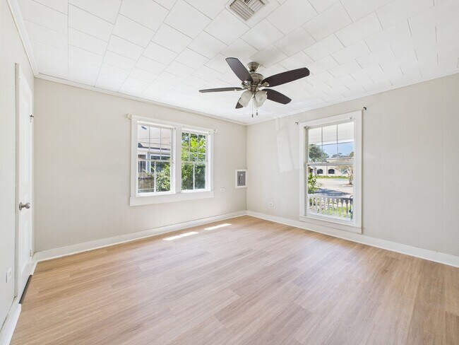 Building Photo - 3 Bedroom, 1 Bathroom NOW Available!