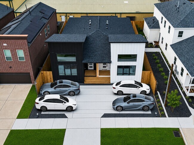 Building Photo - 422 E 41st St