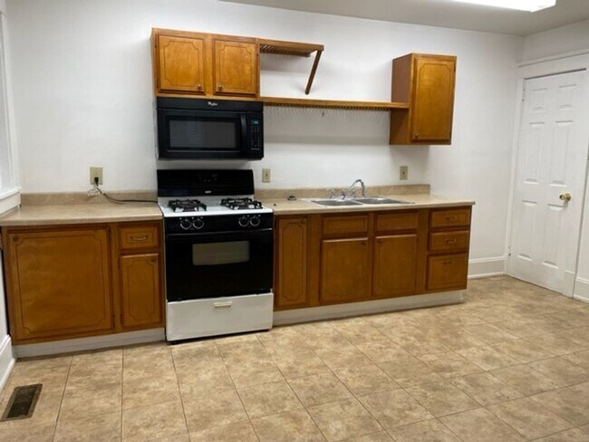 Building Photo - 2439 Penn St