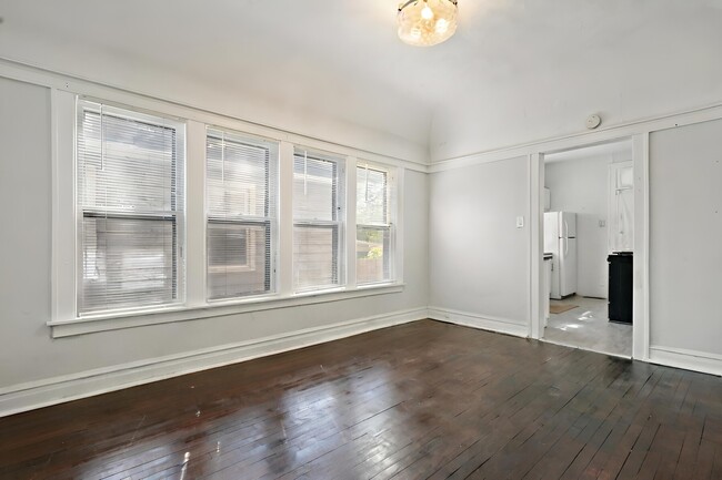 Building Photo - 27 E 101st Pl