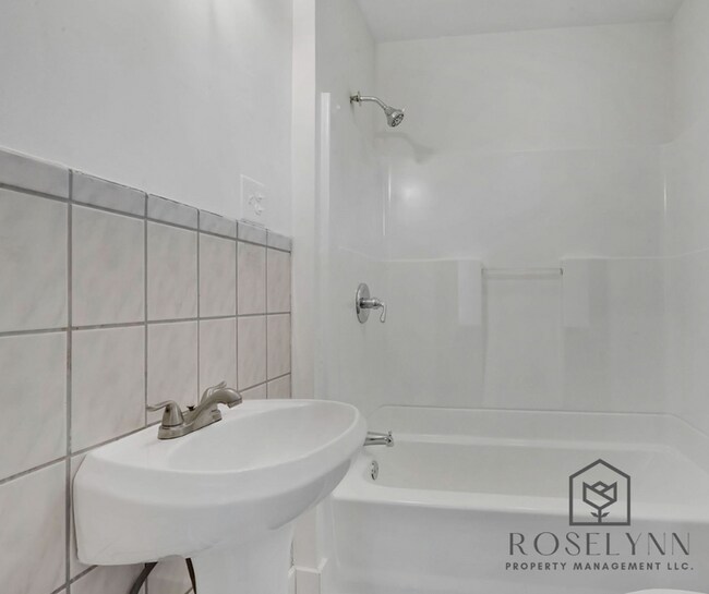 Building Photo - 270 Walnut St