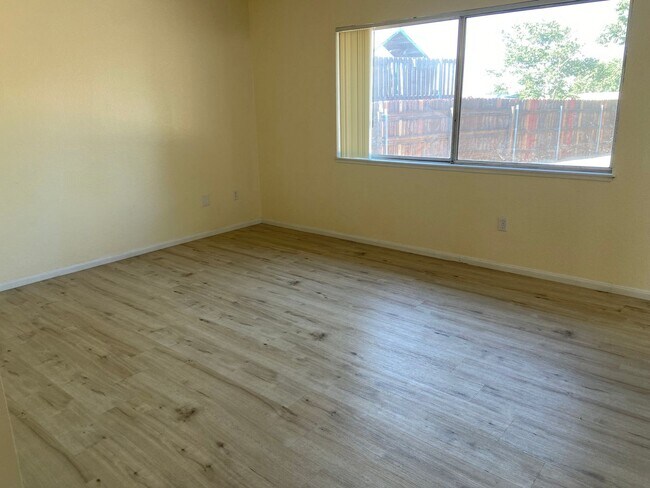 Building Photo - 3 Bedrooms, 2 Bathrooms, 3 Car Garage, Fir...