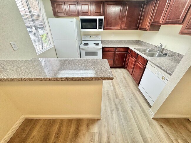 Building Photo - ** SUPER SUMMER SPECIAL!! $400 Off First Month's Rent **  Stylish condo with new upgrades, tennis...