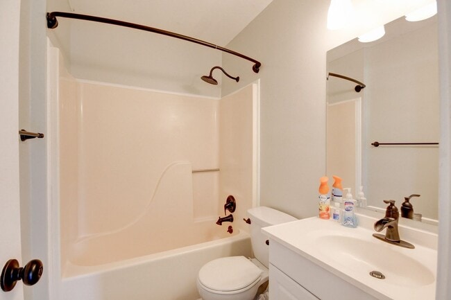 Building Photo - Charming Ranch Style Home with Hardwood Flooring Within Minutes to Fort Campell