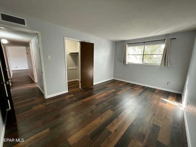 Building Photo - 6700 Escondido Dr