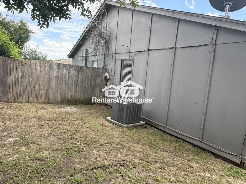 Building Photo - 10258 Maverick Dr