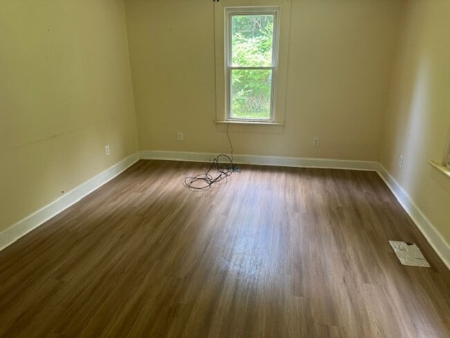 Building Photo - 2 Bedroom Bungalow w/ Large Yard