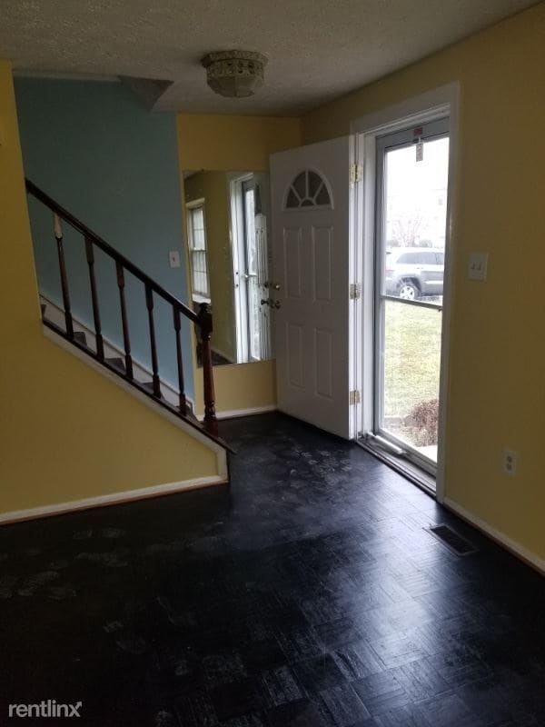 Building Photo - 3 br, 2 bath Townhome - 1445 Farmcrest Way