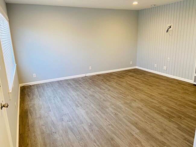 Building Photo - Gorgeous Remodeled Downstairs Apartment w/Patio+Prvt Laundry+Garage+Views of Canals