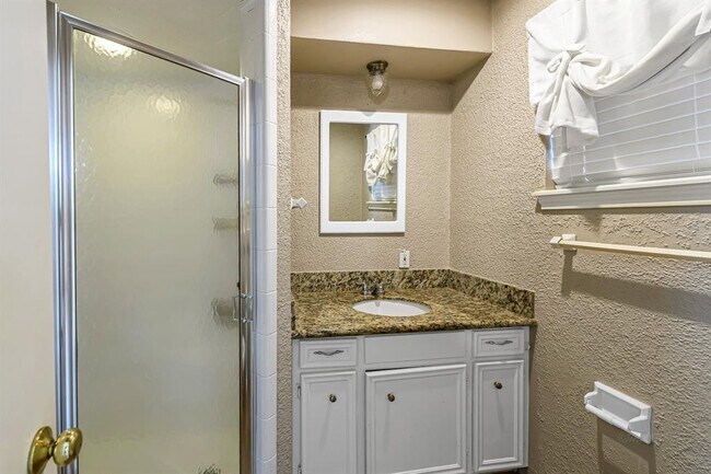 Building Photo - 614 Val Lena Dr