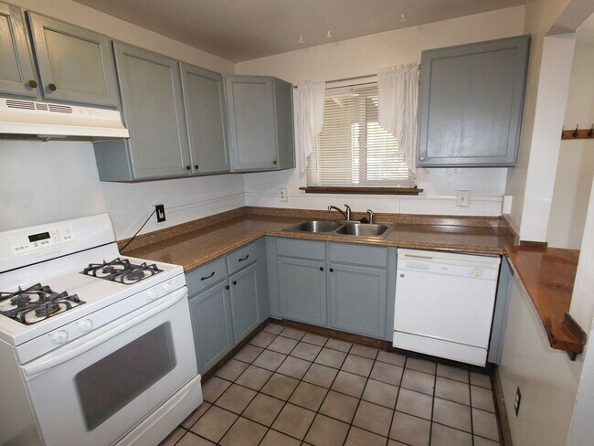 Building Photo - *LEASE TAKEOVER* Single Level 2BR Flagstaff Home | Fenced Yard & In-Unit Laundry