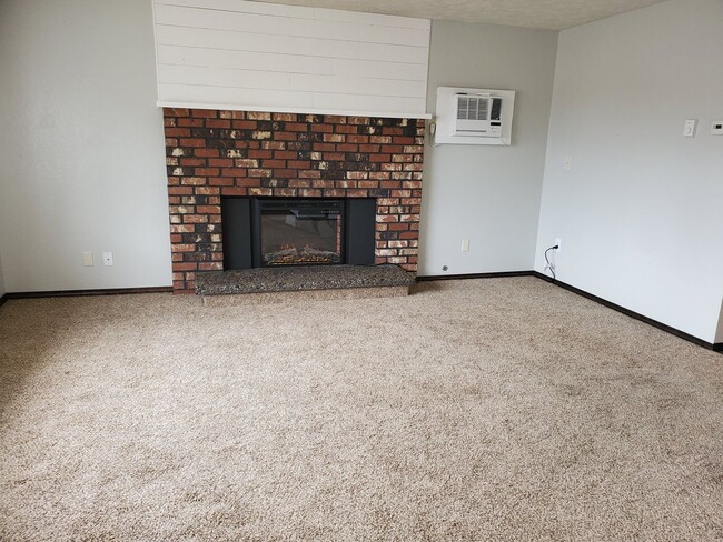 Building Photo - Darling updated duplex