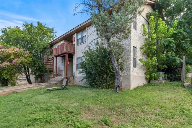Building Photo - 906 N LBJ Dr