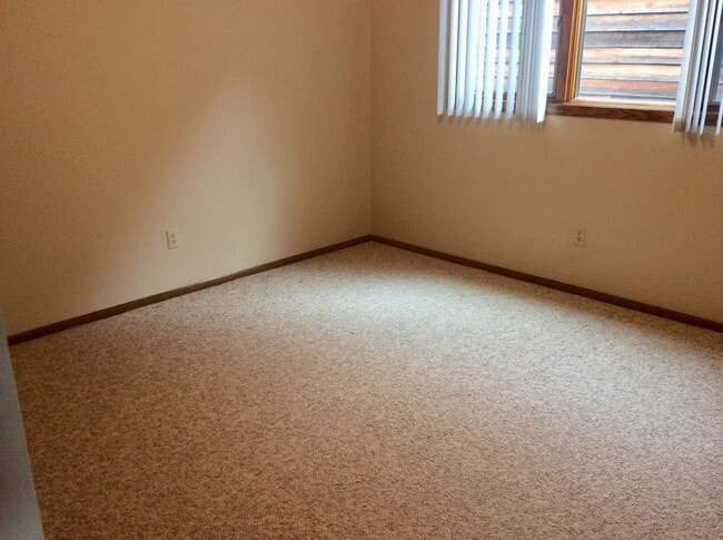 Building Photo - 3 bedroom, 2 bath Condo