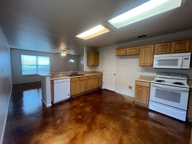 Building Photo - Large 3/2/2 Duplex with Easy Access to IH ...