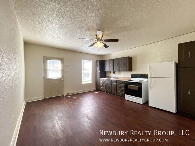 Building Photo - Charming Move-In-Ready 2-Bedroom Townhome