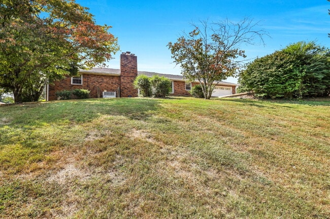 Building Photo - 3 Bedroom/2 Bathroom Home in Springfield