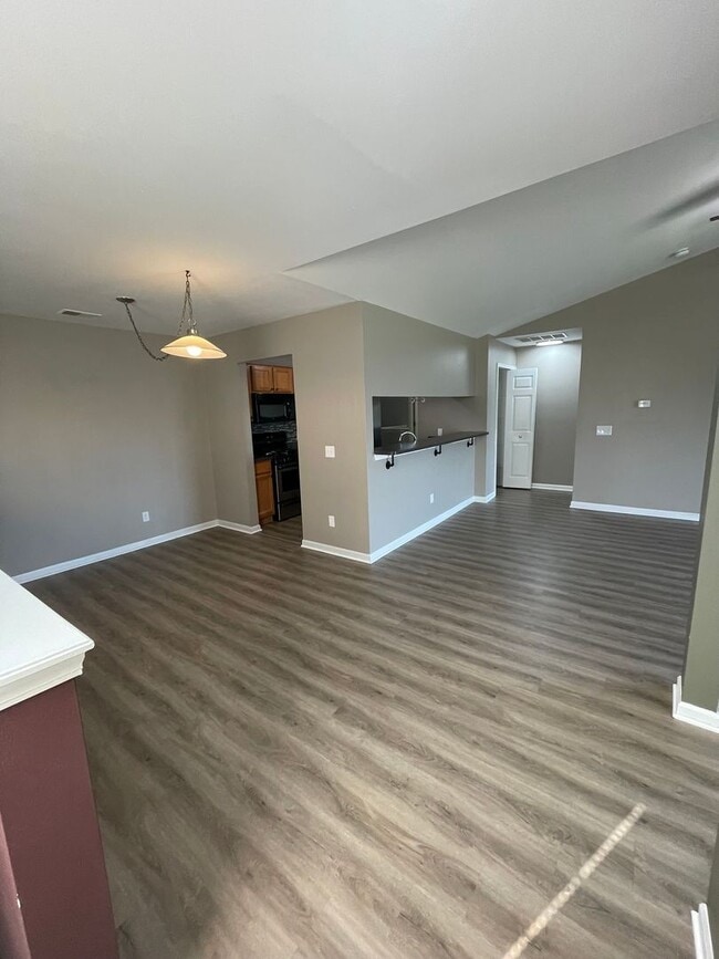 Building Photo - Bright Upper Condo with Garage | Near Shopping & Trails
