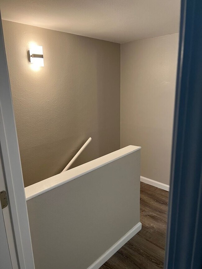 Building Photo - Available NOW  - 2 story 2 Bed 1 Bath - 2 Parking - Water Paid