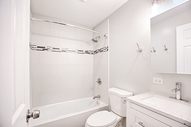 Building Photo - Beautiful 4bed/2bath GARDEN unit in Bucktown! Central Air! In-Unit Laundry!