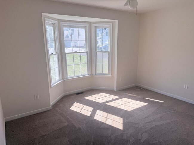 Building Photo - Great Location 3 Bedroom Home Ready to Move In