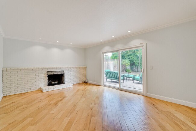 Building Photo - Spacious Home off of Hillsdale with Amazing Kitchen & Backyard! Ready to Rent.