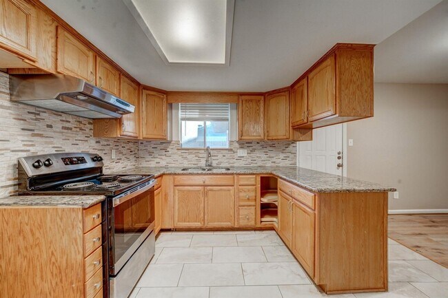Building Photo - 6331 Oaknut Dr