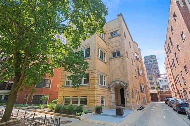 Building Photo - 2 bedroom in Chicago IL 60657