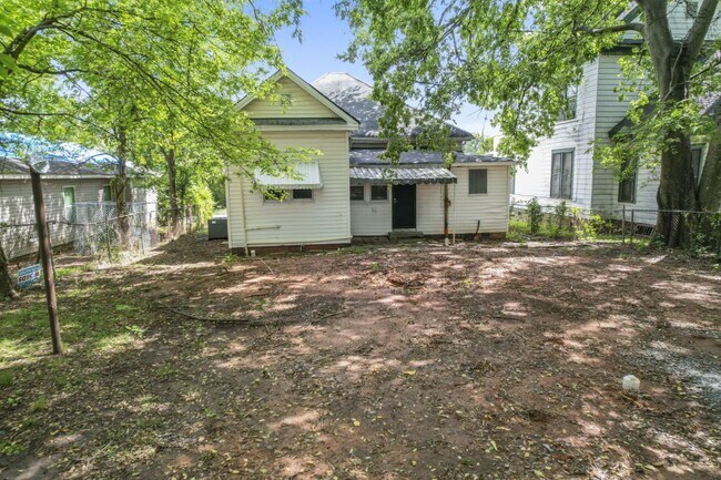 Building Photo - "Charming 2-Bed, 1-Bath Gem on Avenue H – ...