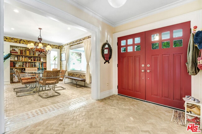 Building Photo - 2049 N Berendo St