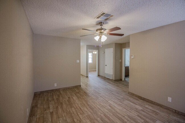 Building Photo - 203 N Scenic Dr