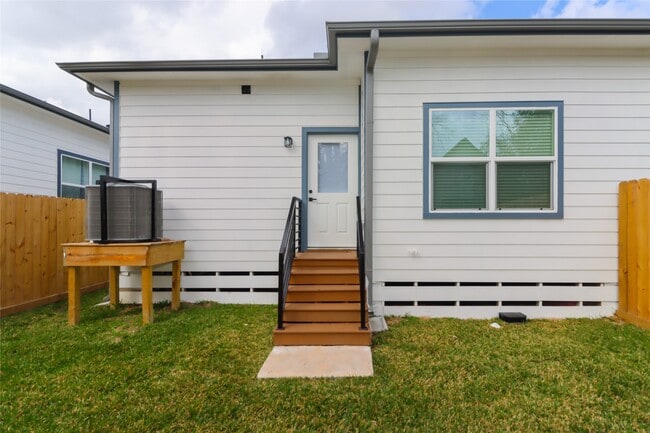 Building Photo - 4902 Higgins St