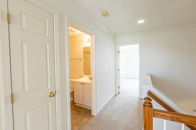 Building Photo - 2042 Lockwood Dr