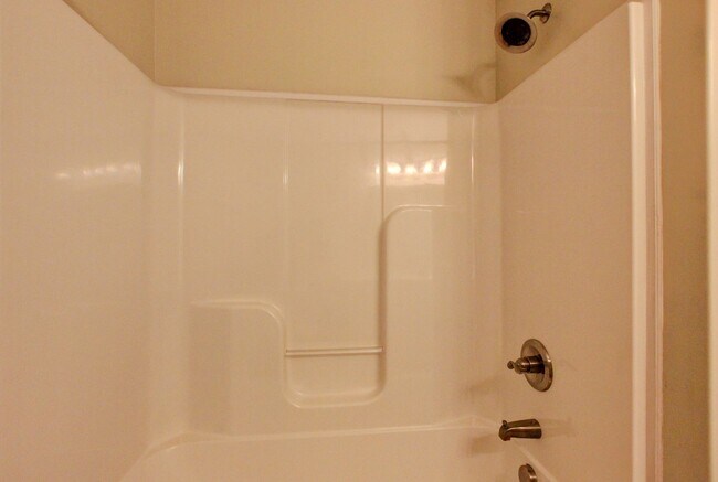 Building Photo - Sweet Splitlevel with Awesome Basement Area