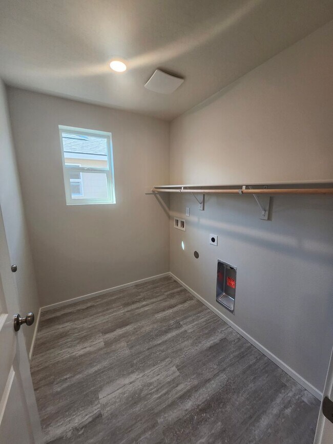Building Photo - Brand New Construction! 4 bed/2.5 ba Townh...