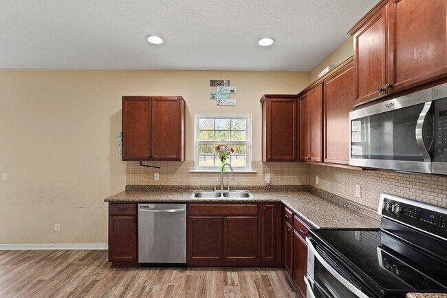 Building Photo - 966 Mustang Ln NE