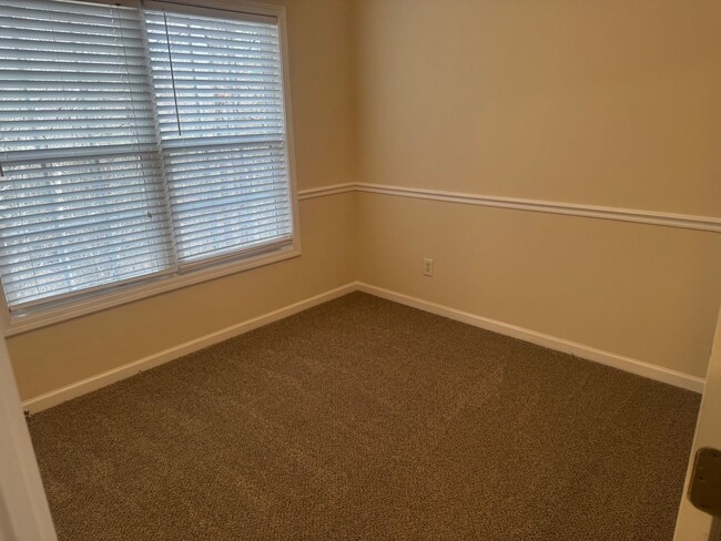 Building Photo - Fantastic 4br/2.5ba home, Conv to 40, excellent location, Available Now!