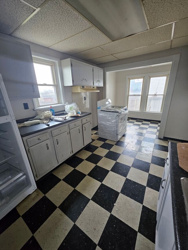 Building Photo - Lower 3 bedroom west side