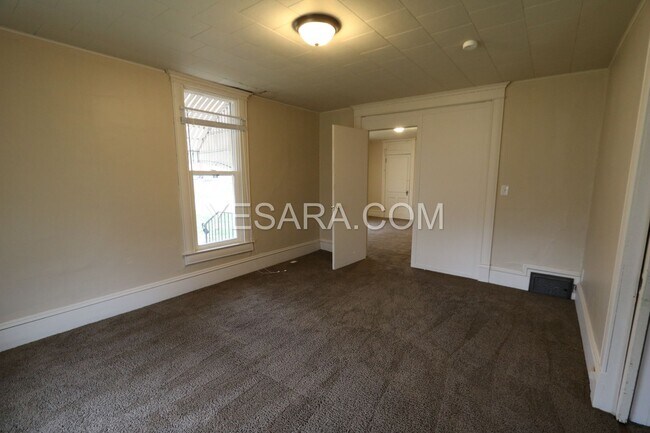 Building Photo - 539 1/2-539 1/2 S Adams St