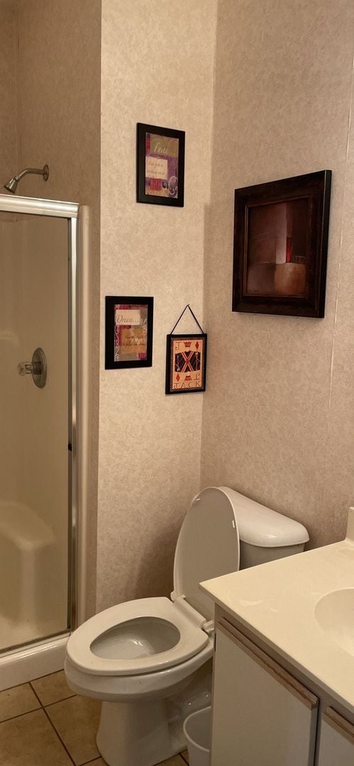 Building Photo - Special/REDUCED! First month free! Updated 2 bedroom/2 bath condo in River Oaks