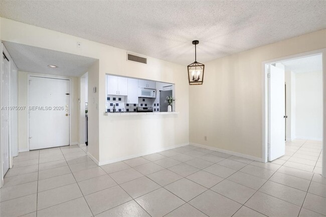 Building Photo - 303 Racquet Club Rd