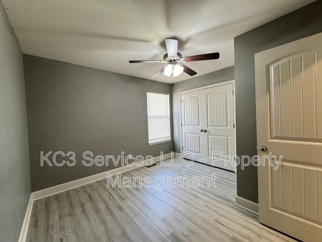 Building Photo - 9326 N Robinhood Ave