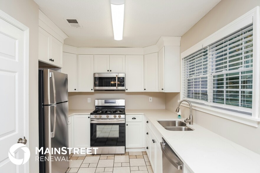 Building Photo - 2528 Country Lake Cir