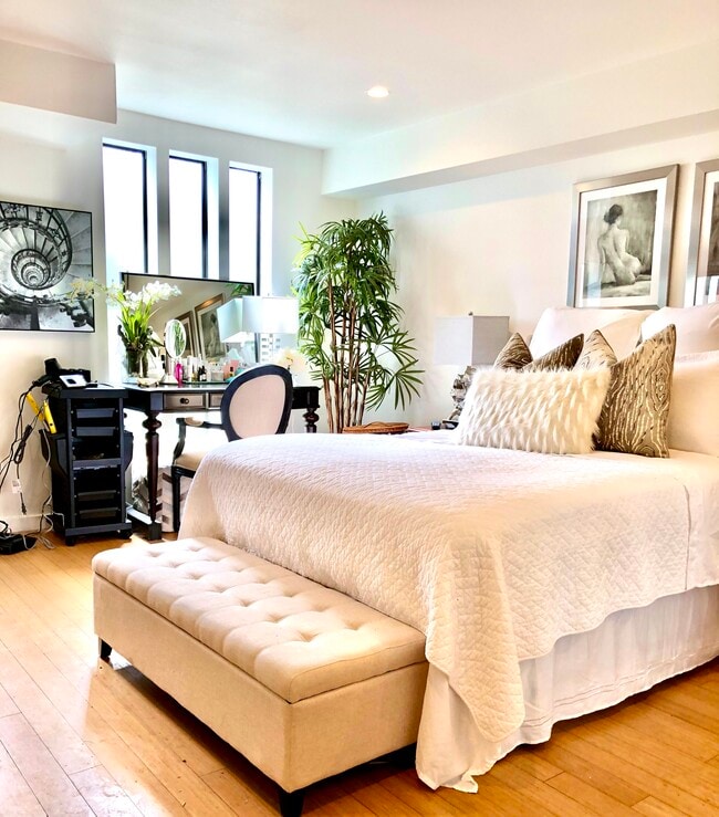 Large Bedroom - 2013 Cyprean Dr