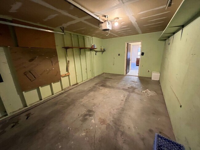 Building Photo - 3 Bedroom, 1.5 Bath Townhome W/ Attached S...