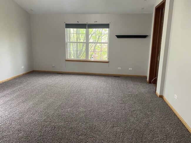 Building Photo - 718 Meadow Dr