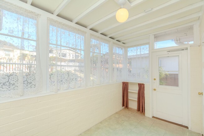 Building Photo - Charming 2 bedroom / 1 bath Seaside Cottag...