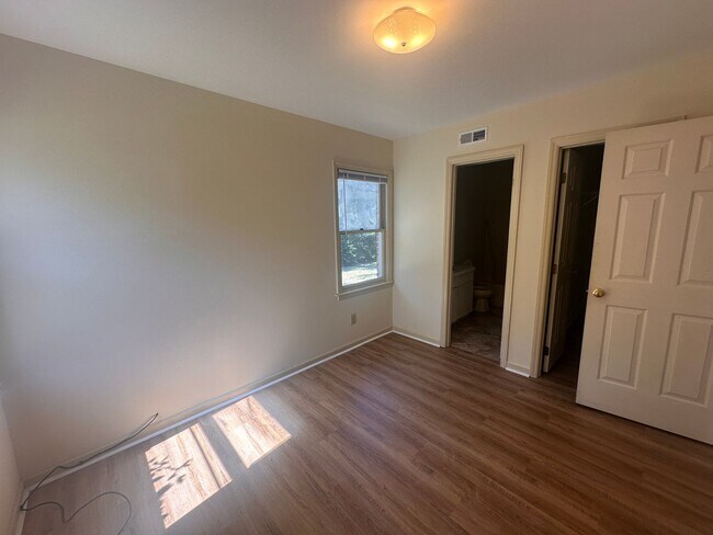 Building Photo - 928 Bonham Ave